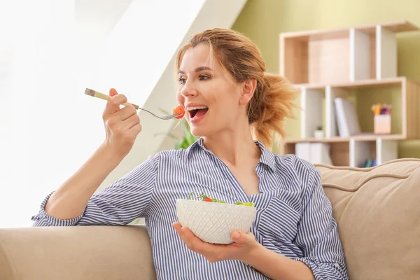Mulher comendo salada de legumes saudável em casa — Fotografia de Stock