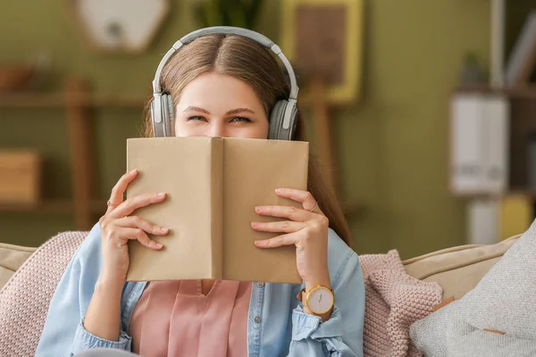 Young woman listening to audiobook at home — Stock Photo, Image