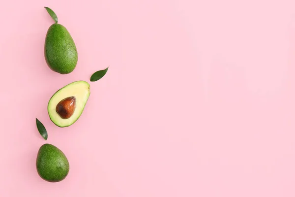 Verse rijpe avocado's op kleur achtergrond — Stockfoto