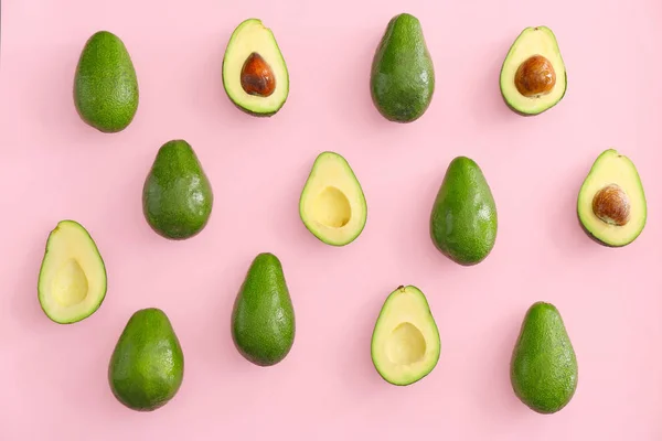 Verse rijpe avocado's op kleur achtergrond — Stockfoto