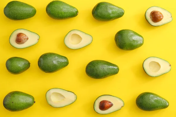 Verse rijpe avocado's op kleur achtergrond — Stockfoto