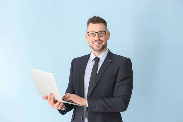 Bonito professor masculino com laptop no fundo de luz — Fotografia de Stock