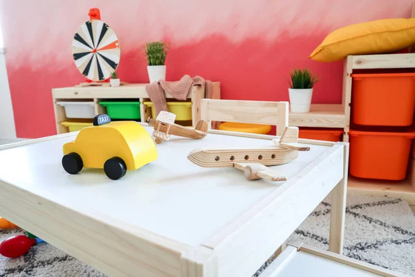 Stůl s hračkami ve školce — Stock fotografie