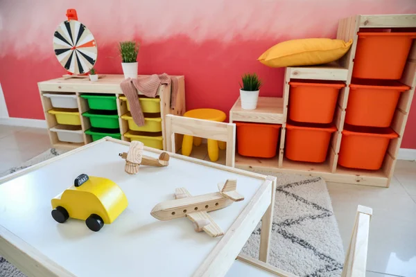 Tisch mit Spielzeug im Kindergarten — Stockfoto