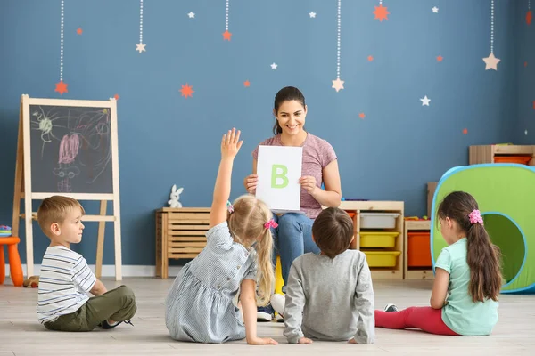 Kleine Kinder lernen im Kindergarten Buchstaben — Stockfoto