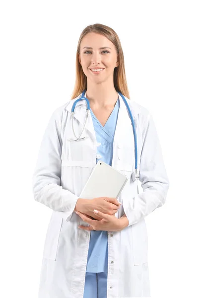 Médica com estetoscópio e tablet em fundo branco — Fotografia de Stock
