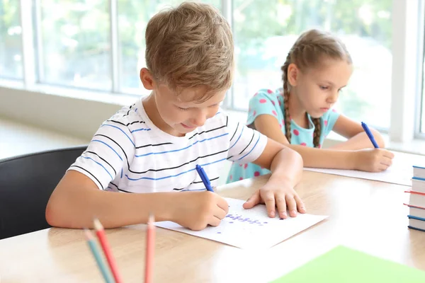 Uczniowie szkoły przekazując test w klasie — Zdjęcie stockowe