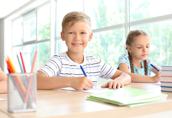 Schüler bestehen Schultest im Klassenzimmer — Stockfoto