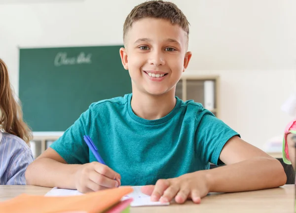 Schüler bestehen Schultest im Klassenzimmer — Stockfoto