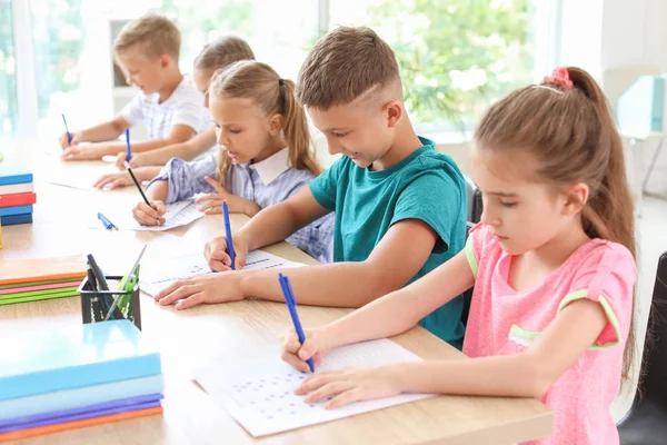 Passeren van de school leerlingen testen in de klas — Stockfoto