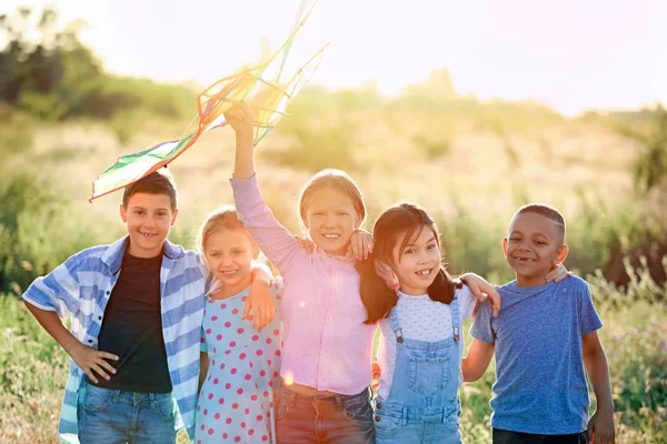 Små barn flyger kite i fält — Stockfoto