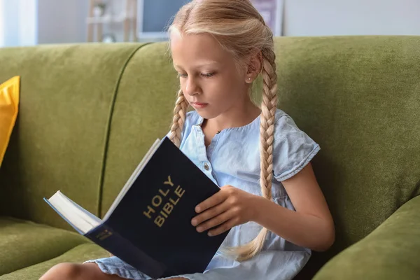 Malá holčička čte Bibli doma — Stock fotografie