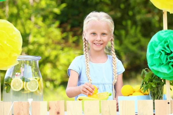 Carino bambina che vende limonata nel parco — Foto Stock