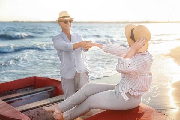 Glückliches reifes Paar im Boot im Seebad — Stockfoto