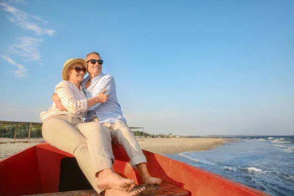 Счастливая зрелая пара в лодке на морском курорте — стоковое фото