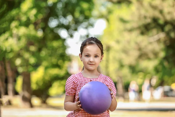 Nettes kleines Mädchen mit Ball im Park — Stockfoto