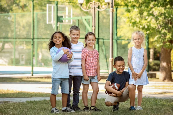 Группа милых маленьких детей в парке — стоковое фото