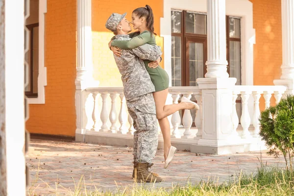 Boldog nő találkozott vele katonai férje a szabadban — Stock Fotó