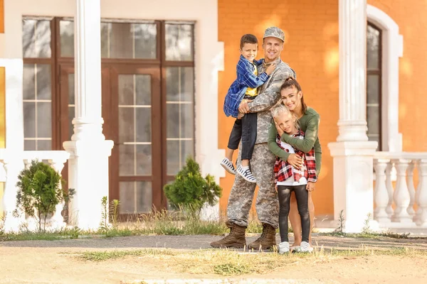 Boldog katonai ember családjával a szabadban — Stock Fotó