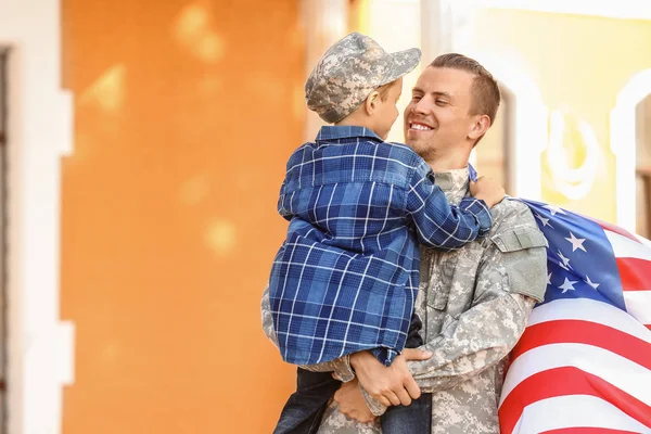 Oğlu ile mutlu askeri adam açık havada — Stok fotoğraf