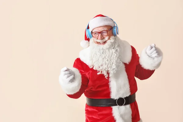 Retrato de Santa Claus escuchando música sobre fondo claro —  Fotos de Stock