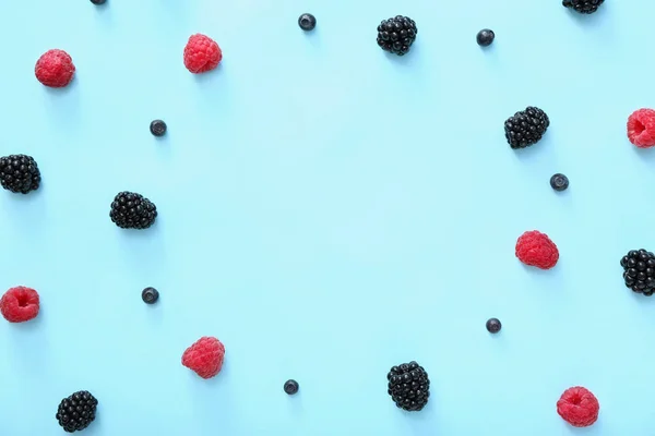 Cadru din fructe de padure coapte pe fundal de culoare — Fotografie, imagine de stoc
