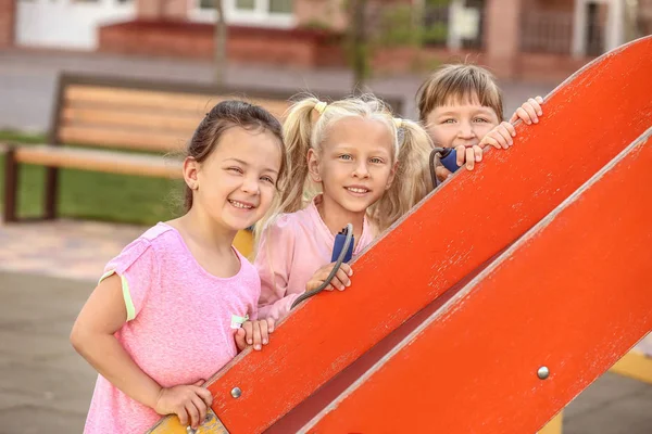 Милые маленькие дети на детской площадке — стоковое фото