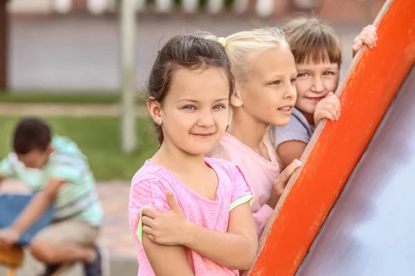 Crianças pequenas bonitos no parque infantil — Fotografia de Stock