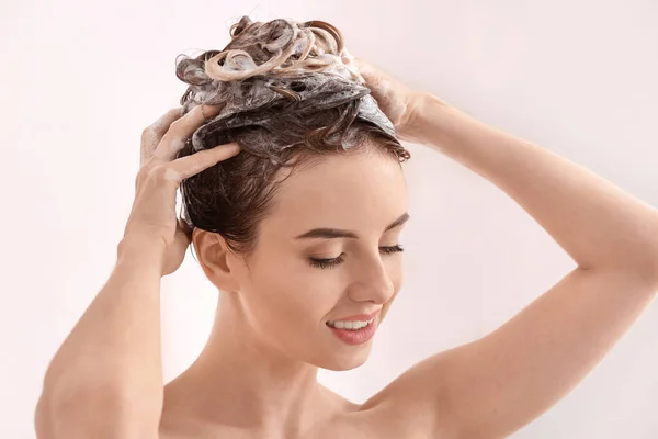 Bella giovane donna che lava i capelli sotto la doccia — Foto Stock