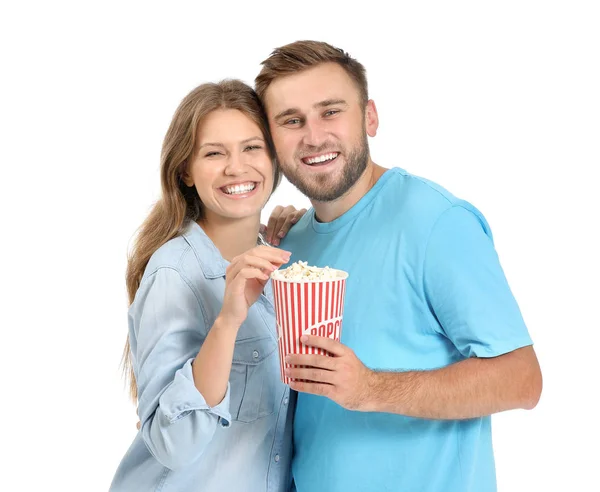 Jovem casal com pipocas assistindo filme no fundo branco — Fotografia de Stock