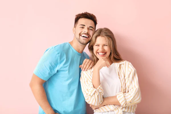 Portrait de couple heureux sur fond de couleur — Photo