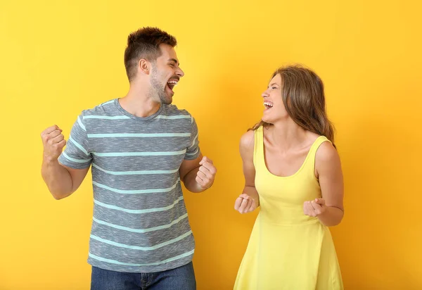 Retrato de pareja feliz sobre fondo de color — Foto de Stock