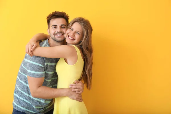 Portrait de couple heureux sur fond de couleur — Photo