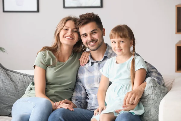 Portret van gelukkige jonge familie thuis — Stockfoto