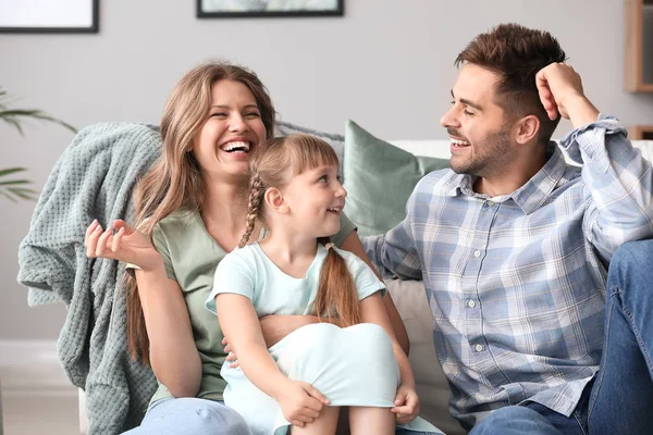 Retrato de família jovem feliz em casa — Fotografia de Stock