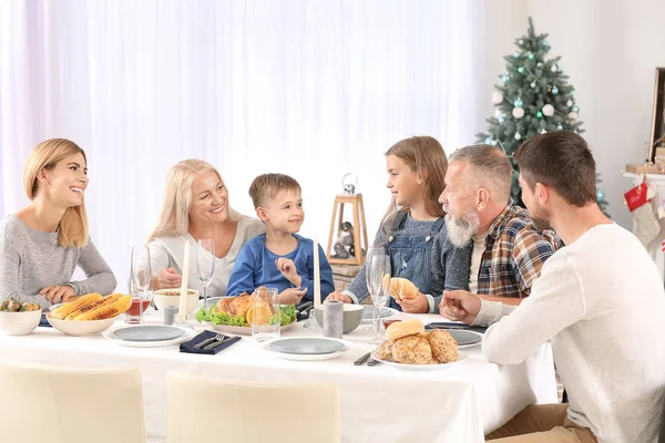 Mutlu bir aile evde Noel yemeği yiyor. — Stok fotoğraf