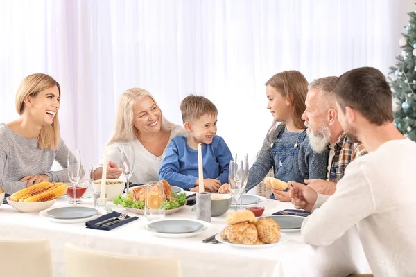 Glad familj som äter julmiddag hemma — Stockfoto