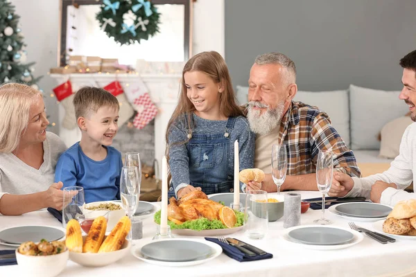 Família feliz ter jantar de Natal em casa — Fotografia de Stock