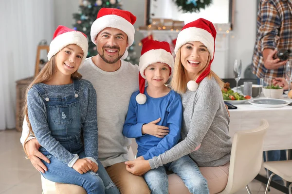 Lycklig familj under julfest hemma — Stockfoto