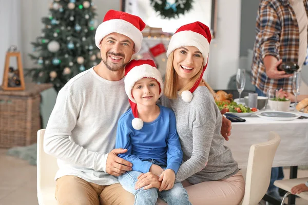 Família feliz durante a festa de Natal em casa — Fotografia de Stock