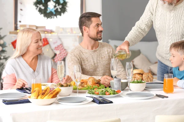 Feliz familia teniendo cena de Navidad en casa — Foto de Stock