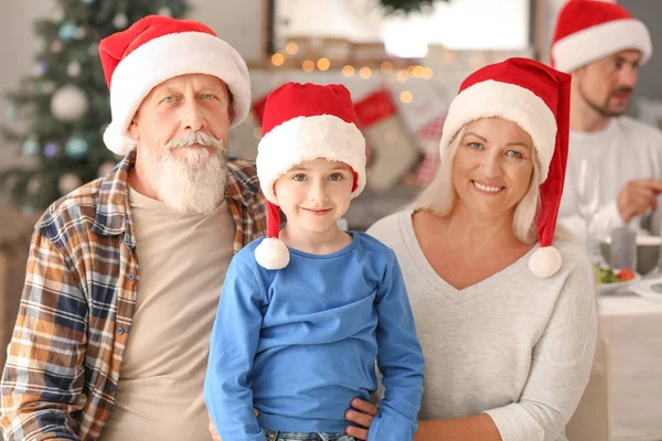 Happy morföräldrar med liten pojke under julfest hemma — Stockfoto