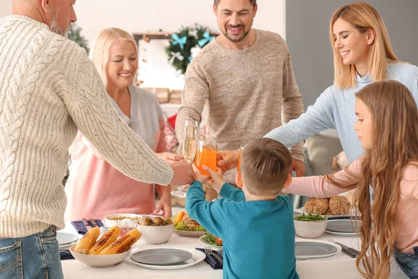 Família feliz clinking óculos durante o jantar de Natal em casa — Fotografia de Stock