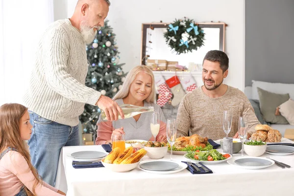 Feliz familia teniendo cena de Navidad en casa — Foto de Stock