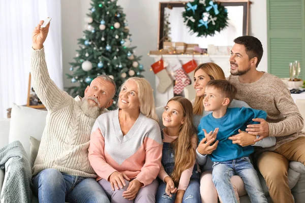 Lycklig familj tar Selfie i rummet dekorerad för julen — Stockfoto