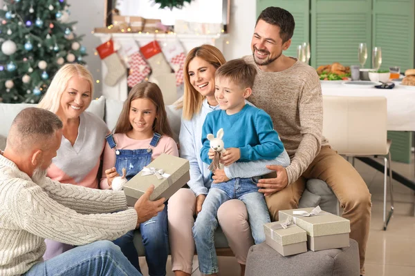 Liten pojke som får julklapp från sin farfar hemma — Stockfoto