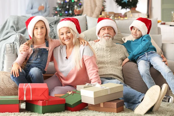 Boldog nagyszülők és kisgyermekek karácsonyi ajándékok otthon — Stock Fotó