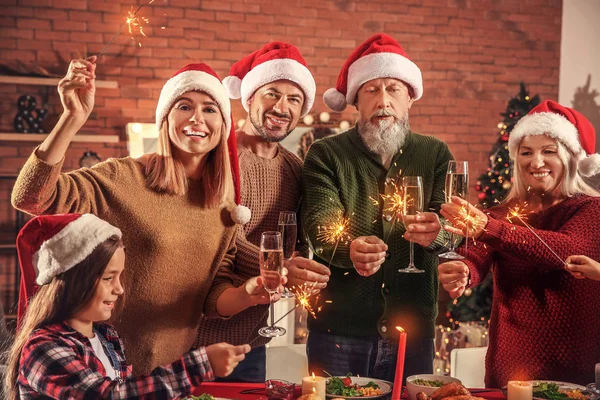 Família feliz com espumantes de Natal e copos de champanhe em casa — Fotografia de Stock