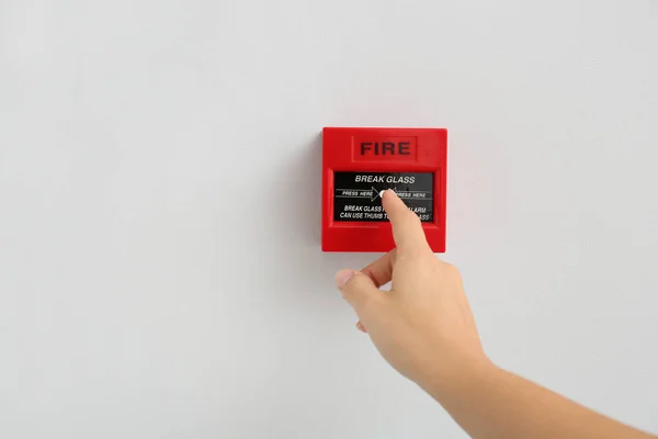 火災警報システムの手動呼び出しポイントを使用する女性 — ストック写真