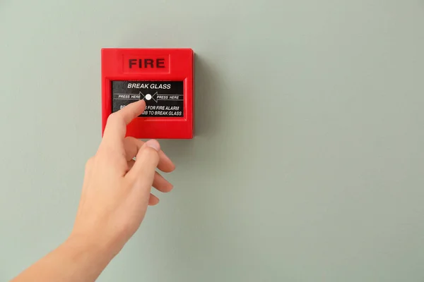 Mulher usando ponto de chamada manual do sistema de alarme de incêndio — Fotografia de Stock
